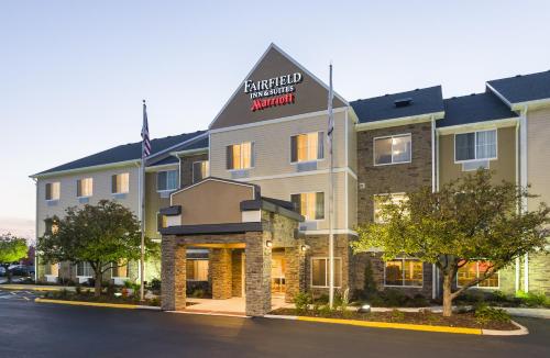 Fairfield Inn & Suites Naperville/Aurora allows 18 year olds to book a room in Naperville