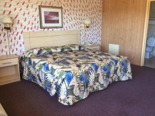 MacThrift Motor Inn allows 18 year olds to book a room in Virginia Beach