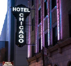 Hotel Chicago West Loop allows 18 year olds to book a room in Chicago