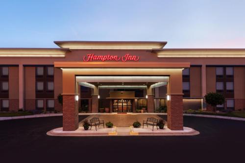 Hampton Inn Joliet/I-80 allows 18 year olds to book a room in Joliet