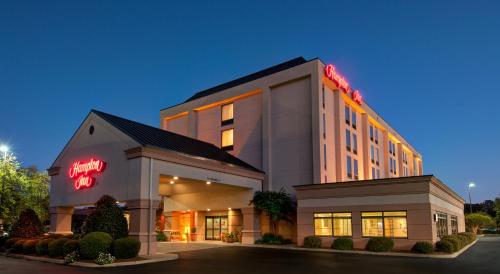 Hampton Inn Newport News-Yorktown allows 18 year olds to book a room in Newport News