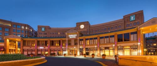 Embassy Suites by Hilton Alexandria Old Town allows 18 year olds to book a room in Alexandria