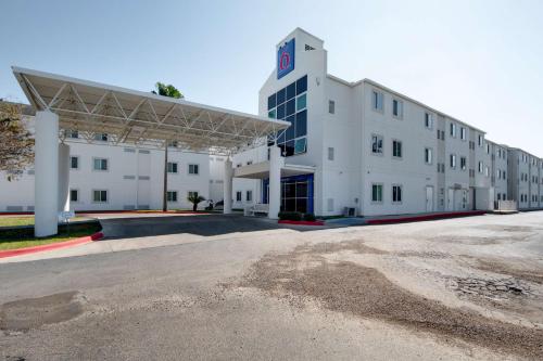 Motel 6-Brownsville, TX allows 18 year olds to book a room in Brownsville