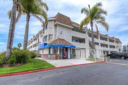 Motel 6-Chula Vista, CA - San Diego allows 18 year olds to book a room in Chula Vista