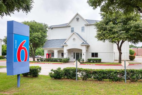 Motel 6-Grand Prairie, TX - Near Six Flags Drive allows 18 year olds to book a room in Grand Prairie