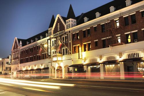 Hollywood Historic Hotel allows 18 year olds to book a room in Los Angeles