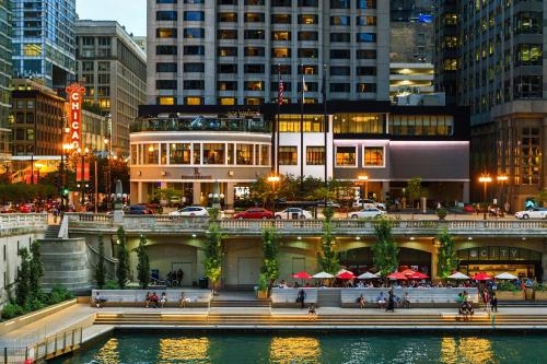 Renaissance Chicago Downtown Hotel allows 18 year olds to book a room in Chicago