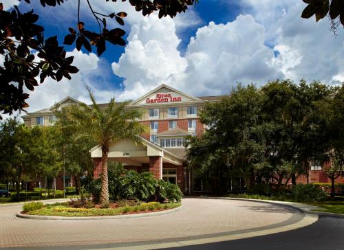 Hilton Garden Inn Tampa East/Brandon allows 18 year olds to book a room in Tampa