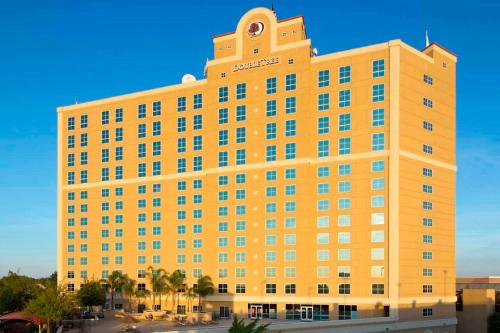 DoubleTree by Hilton Modesto allows 18 year olds to book a room in Modesto