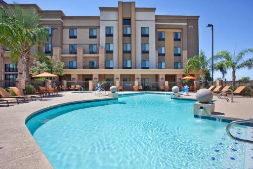 Hampton Inn & Suites Phoenix Glendale-Westgate allows 18 year olds to book a room in Glendale