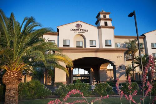 DoubleTree by Hilton Phoenix-Gilbert allows 18 year olds to book a room in Gilbert