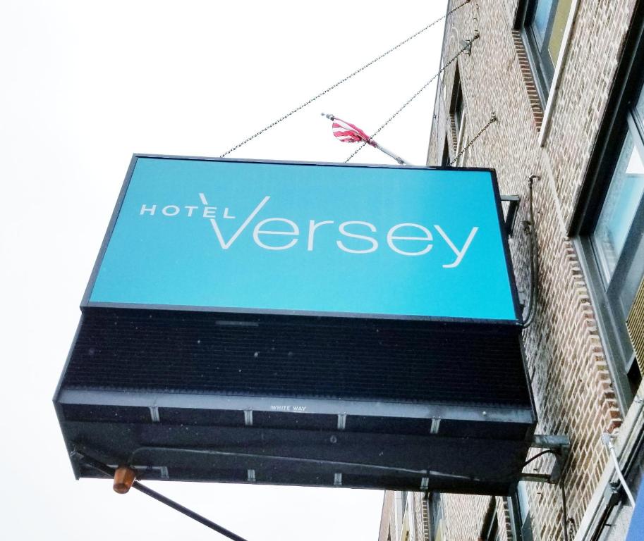 Hotel Versey Days Inn by Wyndham Chicago allows 18 year olds to book a room in Chicago