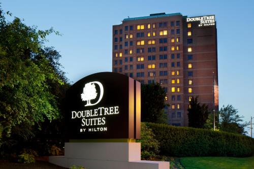 DoubleTree Suites by Hilton Hotel Boston - Cambridge allows 18 year olds to book a room in Boston