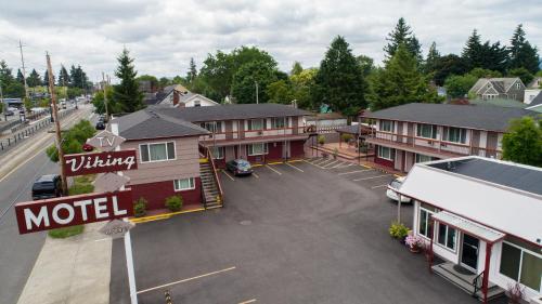 Viking Motel allows 18 year olds to book a room in Portland