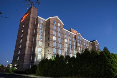 Hilton Garden Inn Louisville Airport allows 18 year olds to book a room in Louisville