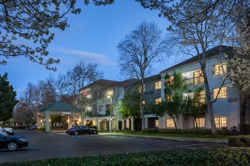 Courtyard by Marriott Stockton allows 18 year olds to book a room in Stockton