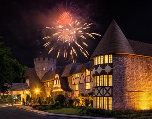 Anaheim Majestic Garden Hotel allows 18 year olds to book a room in Anaheim