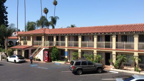 Santa Ana Travel Inn allows 18 year olds to book a room in Santa Ana