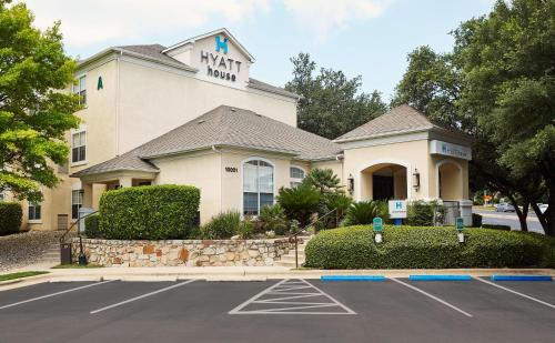 Hyatt House Austin Arboretum allows 18 year olds to book a room in Austin