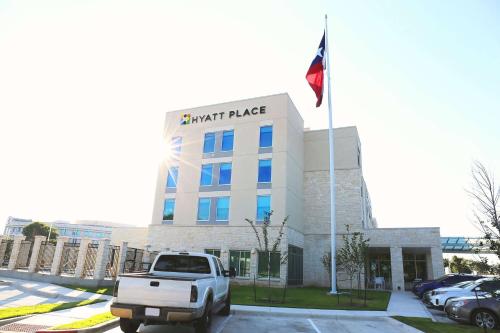 Hyatt Place Austin Airport allows 18 year olds to book a room in Austin