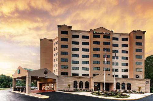 Embassy Suites by Hilton Raleigh Crabtree allows 18 year olds to book a room in Raleigh