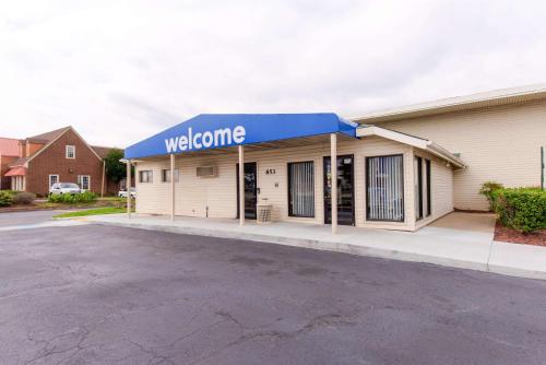 Motel 6-Norfolk, VA allows 18 year olds to book a room in Norfolk