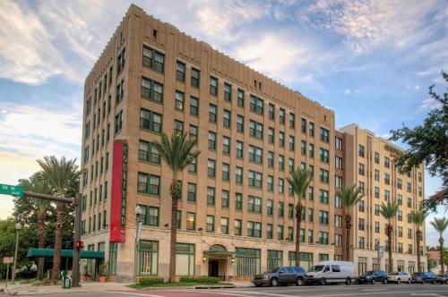 Courtyard by Marriott St. Petersburg Downtown allows 18 year olds to book a room in St. Petersburg