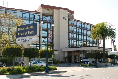 Oakland Airport Executive Hotel allows 18 year olds to book a room in Oakland