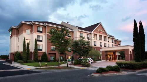 Courtyard by Marriott Jacksonville I-295/East Beltway allows 18 year olds to book a room in Jacksonville