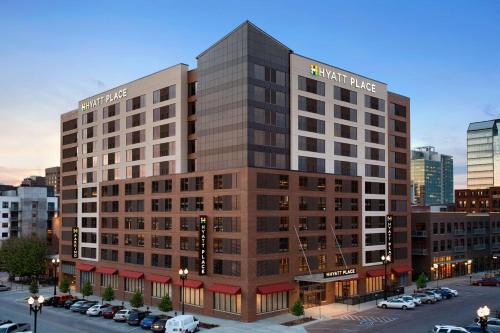 Hyatt Place Omaha/Downtown-Old Market allows 18 year olds to book a room in Omaha