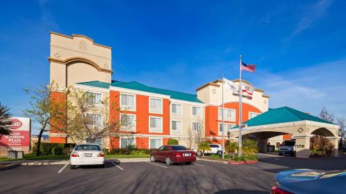 Best Western Airport Inn & Suites Oakland allows 18 year olds to book a room in Oakland