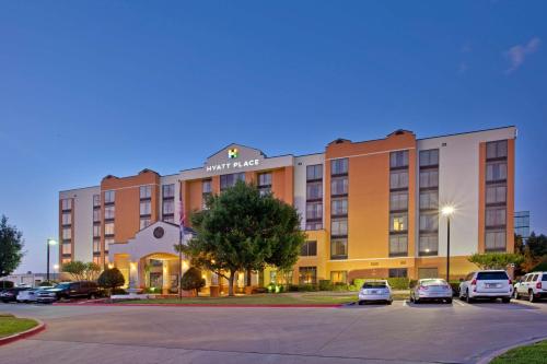 Hyatt Place-Dallas/Arlington allows 18 year olds to book a room in Arlington