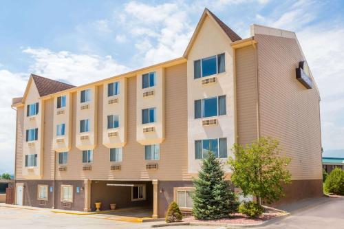 Days Inn by Wyndham Colorado Springs Air Force Academy allows 18 year olds to book a room in Colorado Springs