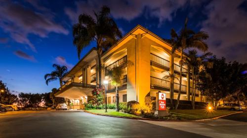 Best Western Plus Orange County Airport North allows 18 year olds to book a room in Santa Ana