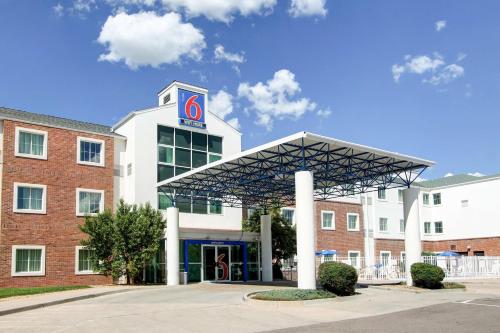 Motel 6-Aurora, CO - East Aurora allows 18 year olds to book a room in Aurora