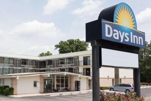 Days Inn by Wyndham Raleigh South allows 18 year olds to book a room in Raleigh