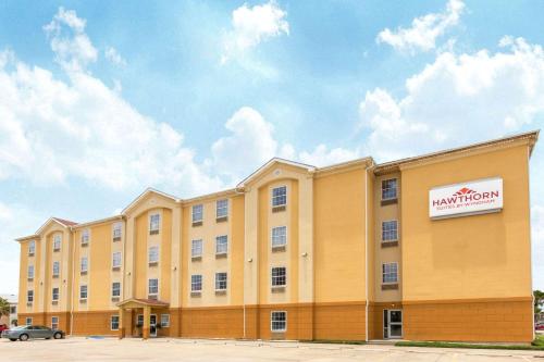 Hawthorn Suites by Wyndham Corpus Christi/Padre Isle allows 18 year olds to book a room in Corpus Christi