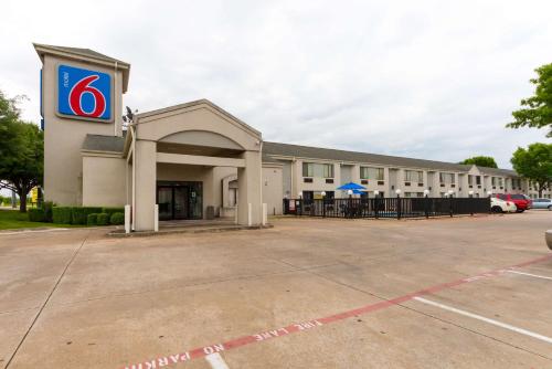 Motel 6-Dallas, TX - Northeast allows 18 year olds to book a room in Garland