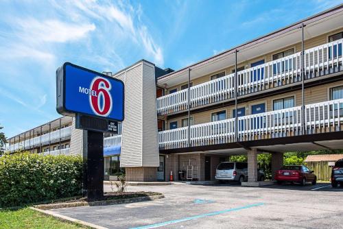 Motel 6-Norfolk, VA - Oceanview allows 18 year olds to book a room in Norfolk