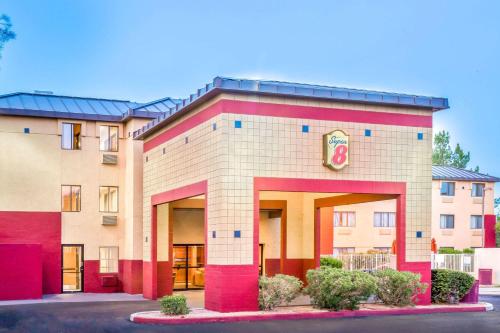 Super 8 by Wyndham Mesa Gilbert allows 18 year olds to book a room in Mesa