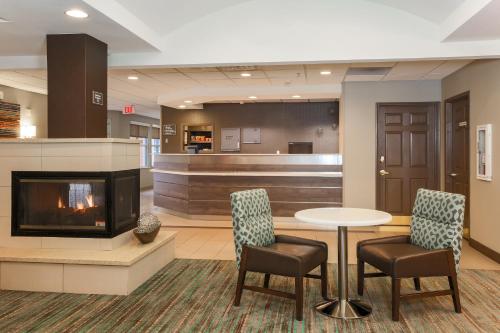 Residence Inn Phoenix Chandler/Fashion Center allows 18 year olds to book a room in Chandler