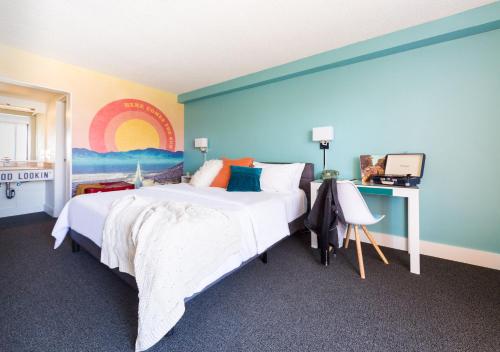 Rambler Motel allows 18 year olds to book a room in Chula Vista