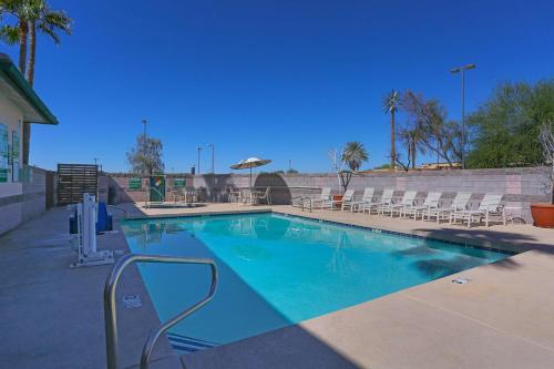 Best Western Superstition Springs Inn allows 18 year olds to book a room in Mesa