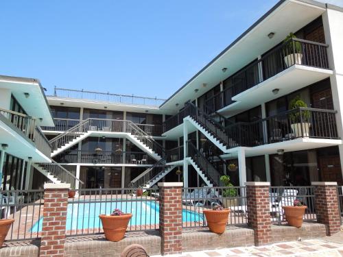 Alamar Resort Inn allows 18 year olds to book a room in Virginia Beach