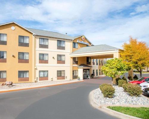 Comfort Inn North Colorado Springs allows 18 year olds to book a room in Colorado Springs