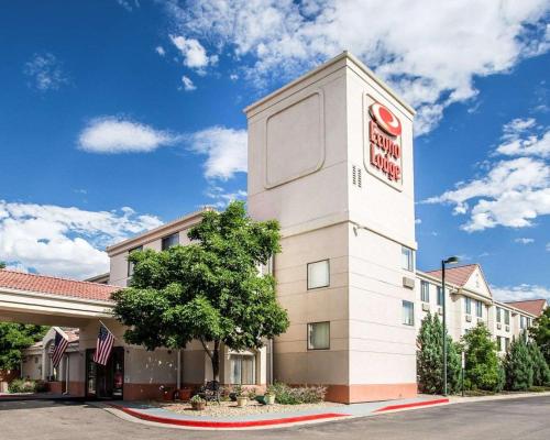 Econo Lodge Denver International Airport allows 18 year olds to book a room in Aurora