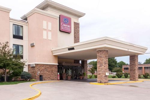 Comfort Suites Lincoln East allows 18 year olds to book a room in Lincoln