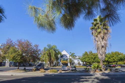 Quality Inn Fresno Airport allows 18 year olds to book a room in Fresno