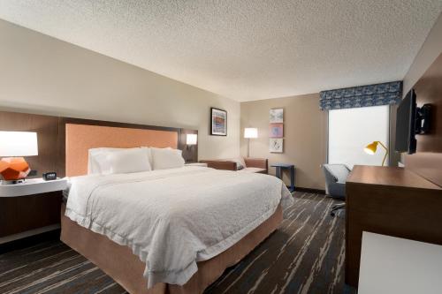 Hampton Inn Phoenix-Chandler allows 18 year olds to book a room in Chandler