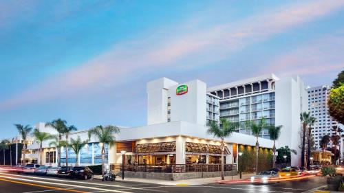 Courtyard by Marriott Long Beach Downtown allows 18 year olds to book a room in Long Beach